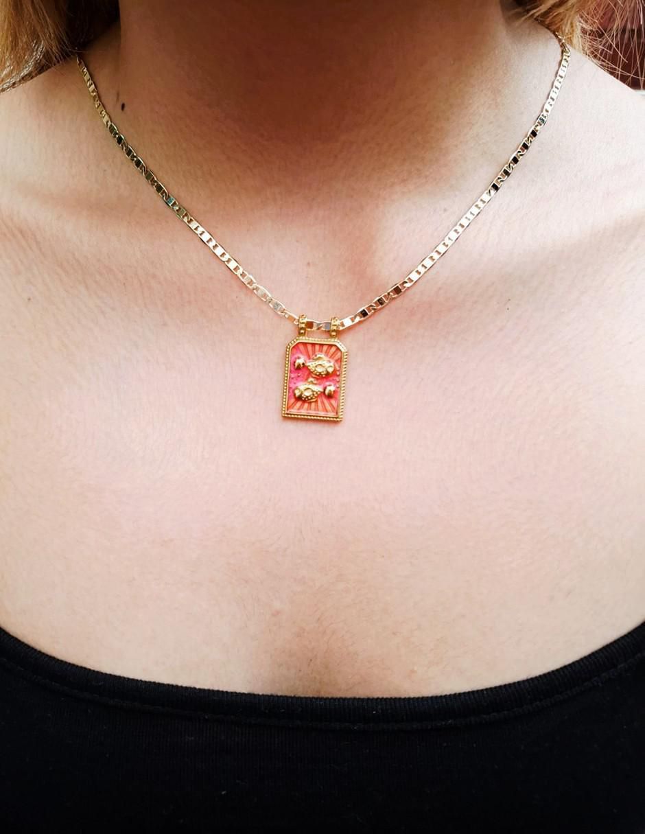 Collar con dije de signo zodiacal Nira Constelaciones de oro laminado 10 k