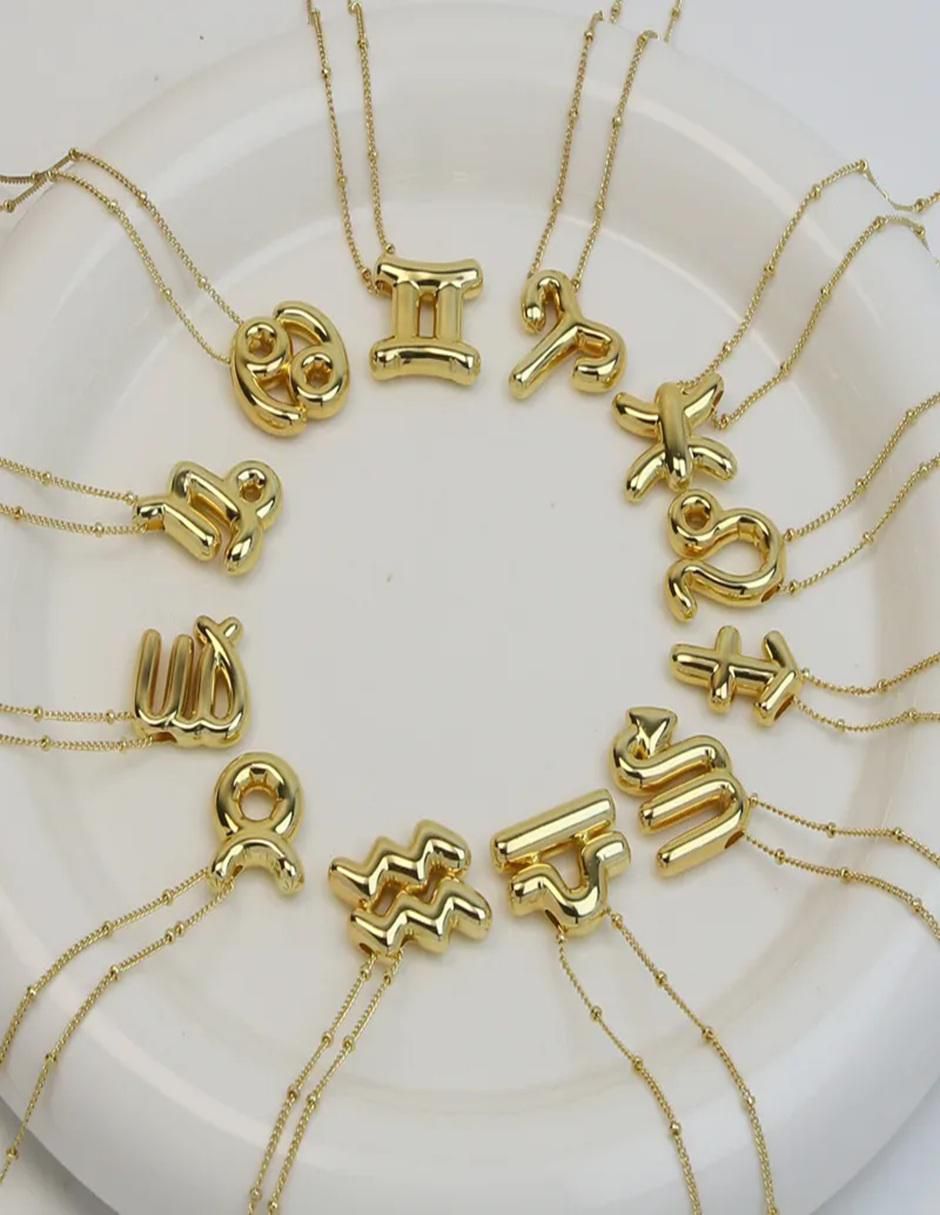 Collar con dije de signo zodiacal Nira de oro laminado 10 k